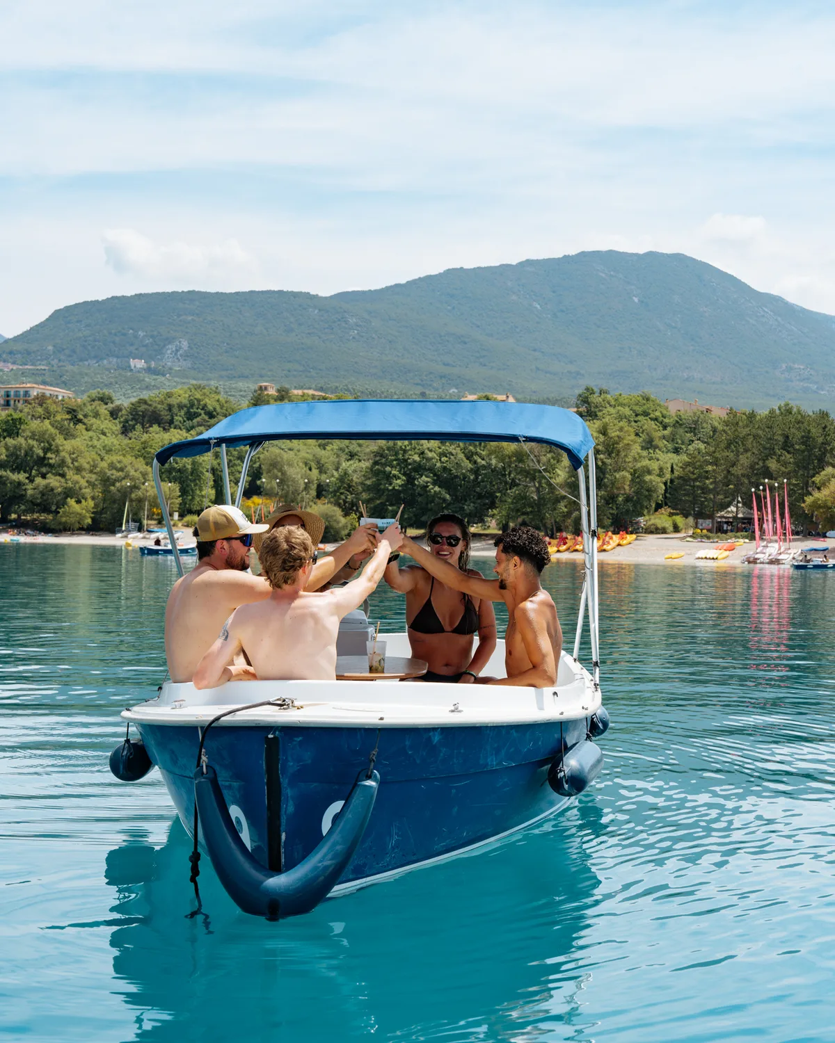 Groupe d'amis au lac - événement privé au Surf Center