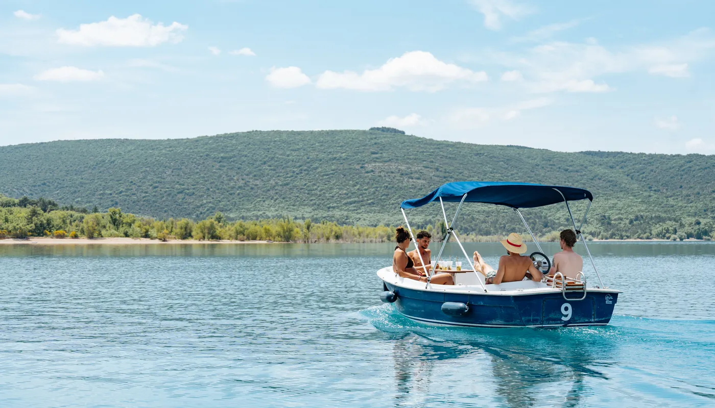 Découvrez le lac de Sainte-Croix en bateau électrique