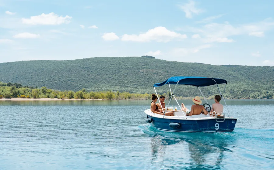 Découvrez le lac de Sainte-Croix en bateau électrique