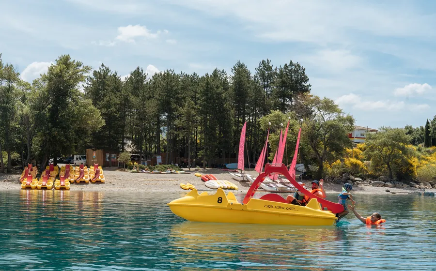 Pédalo sur le lac de Sainte-Croix : l’activité incontournable